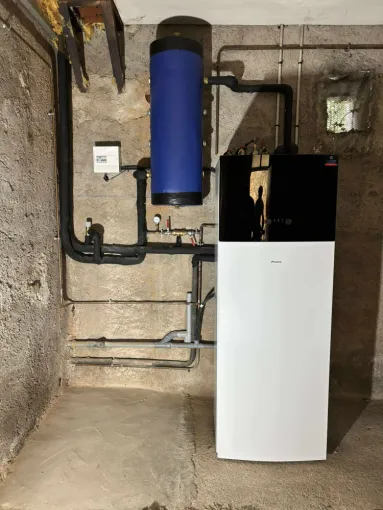 Installation d’une pompe à chaleur air/eau à Albi : une maison passe du gaz à l’énergie renouvelable, Lescure-d'Albigeois, MT SERVICES