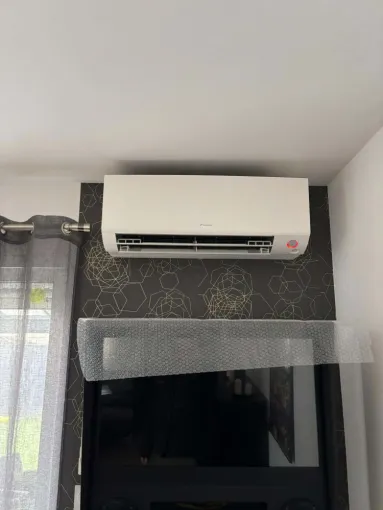 Installation d'un monosplit Daikin dans le salon d'une maison de plain-pied à Rabastens par Romain de MT SERVICES.