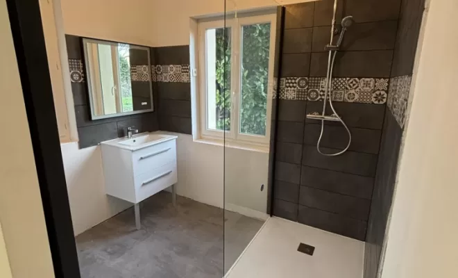 Installation d'une salle de bain moderne – Douche, lavabo et WC posés lors d’une rénovation complète à Albi.