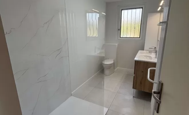 Salle de bain rénovée à Albi blanche